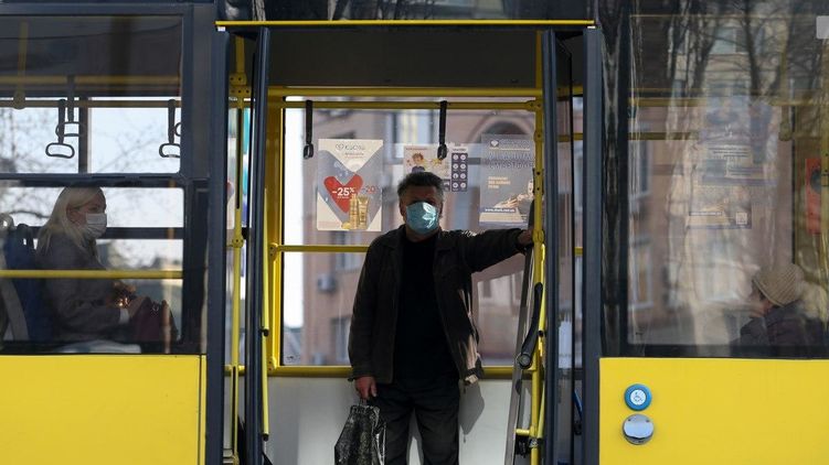 В полиции Киева рассказали, кто и как сможет пользоваться общественным транспортом с 23 марта. Фото: Униан