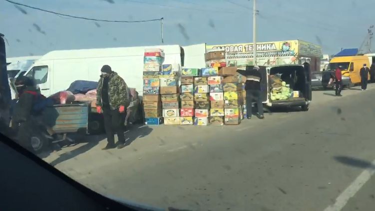 В Херсонской области из-за закрытия рынков на улицах образовалась массовая свалка испорченных овощей. Скриншот из видео