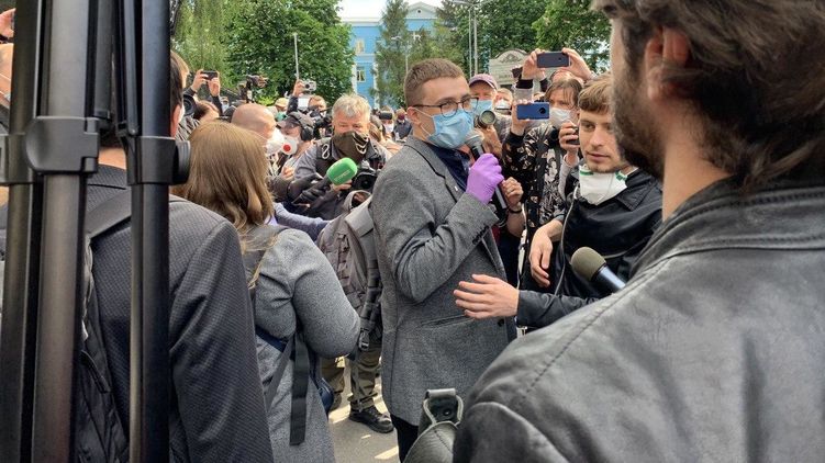 Здание СБУ Киева, где ждут на допрос Стерненко. Фото "Страны"