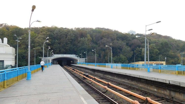 Скульптура медузы простоит на станции метро "Днепр" до конца лета. Фото: lookmytrips.com