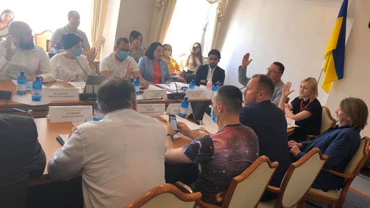 "Слуги народа" Никита Потураев и Евгения Кравчук поддержали законопроект "О медиа". Фото: Facebook/ Сергей Томиленко