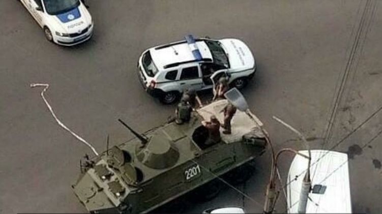 В центр Луцка свезли военную технику. Фото: "Страна"