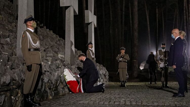 Анджей Дуда посетил польское военное кладбище в Быковне. Фото: Твиттер