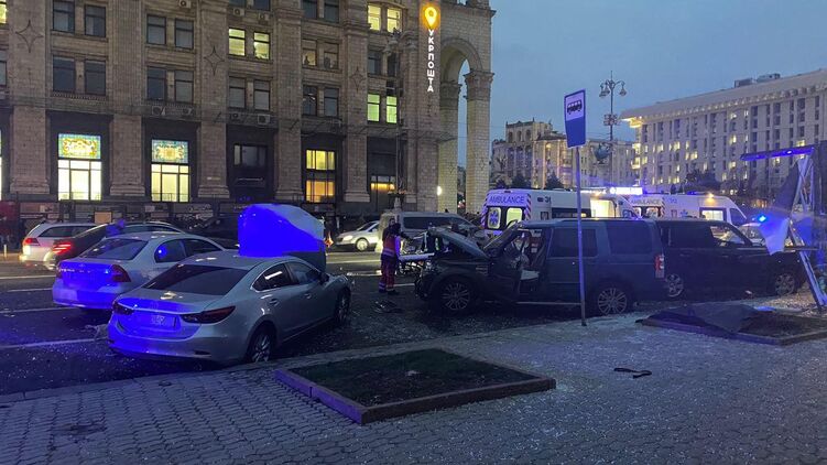 По словам очевидцев, автомобиль двигался по пешеходной зоне Майдана Независимости со скоростью 40 км/ч. Фото: Страна
