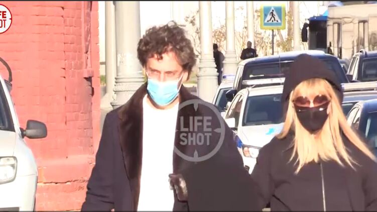 Алла Пугачева и Максим Галкин прибыли на Новодевичье кладбище. Скриншот из видео