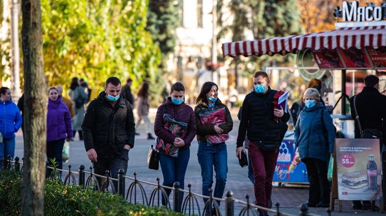Иммунолог считает, что украинцы должны пережить первую волну коронавируса. Фото: "Страна"