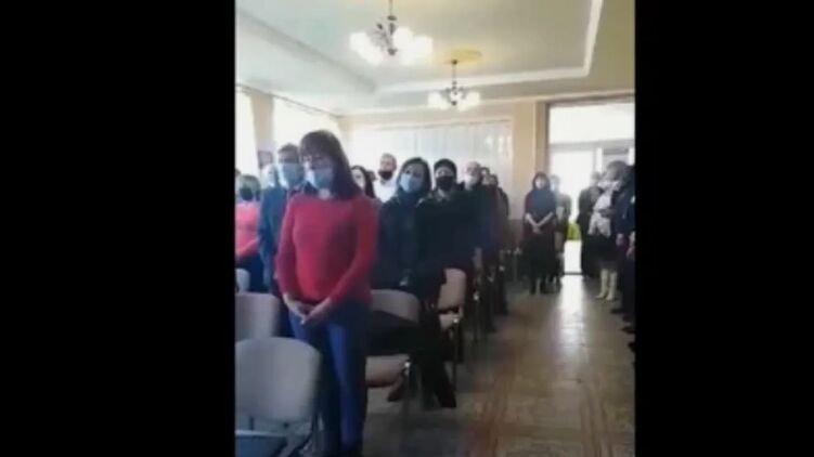Ранее депутаты обратились к правоохранителям внести в ЕРДР сведения о преступлении со стороны депутатов в Сюрте. Скриншот из видео