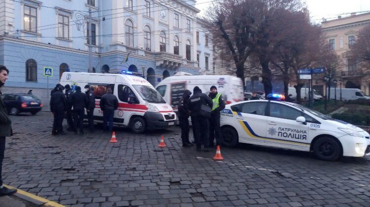 Патрульные сбили женщину под зданием горсовета в Черновцах. Фото: molbuk.ua