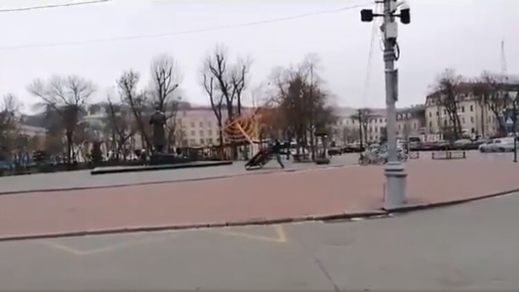 Рачок повалил ханукальный светильник. Скриншот из видео