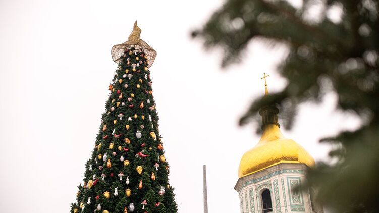 Шляпа раздора. Почему убрали украшение с главной новогодней елки Киева и чем она не понравилась пользователям Фейсбука, "Стране" объяснил Игорь Добруцкий из Folk Ukraine