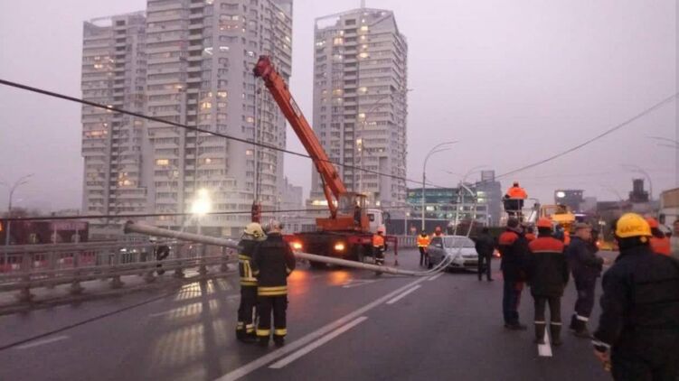 Из-за падения фонарей на Шулявском мосту пострадало девять автомобилей. Фото: facebook.com/kyiv.gp.gov.ua
