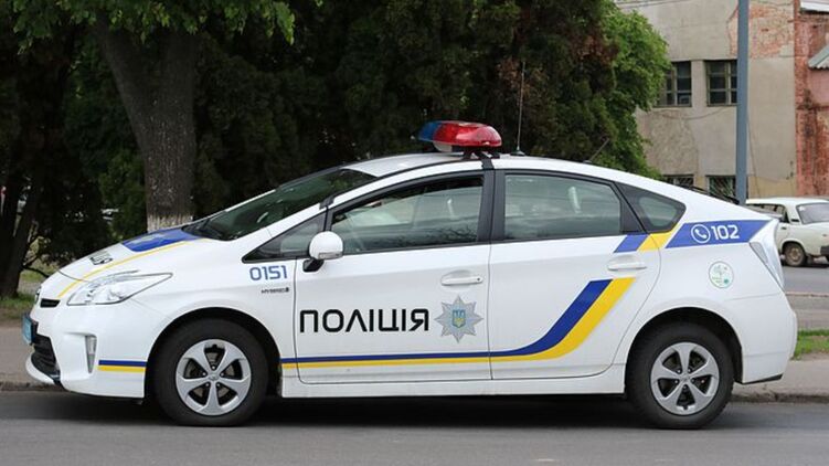 Водитель начал молотить кулаками по служебному автомобилю Toyota Prius. Фото: wikimedia
