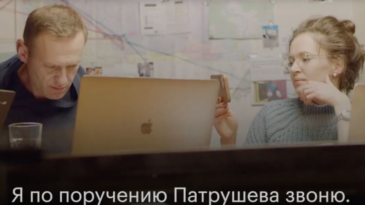 Алексей Навальный звонит своему "отравителю". Справа - Мария Певчих. Кадр из видео 