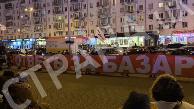 Митингующие развернули баннер "Зе, ответь за базар". Фото: Страна