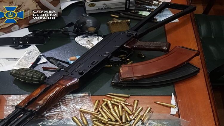 Фальшивомонетчики были хорошо вооружены, фото: ssu.gov.ua