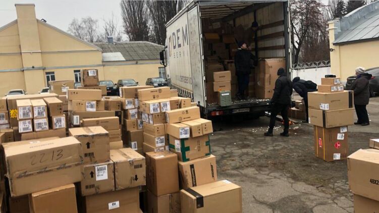 Вместо елок в ящиках оказались брендовые товары. Фото: ГБР