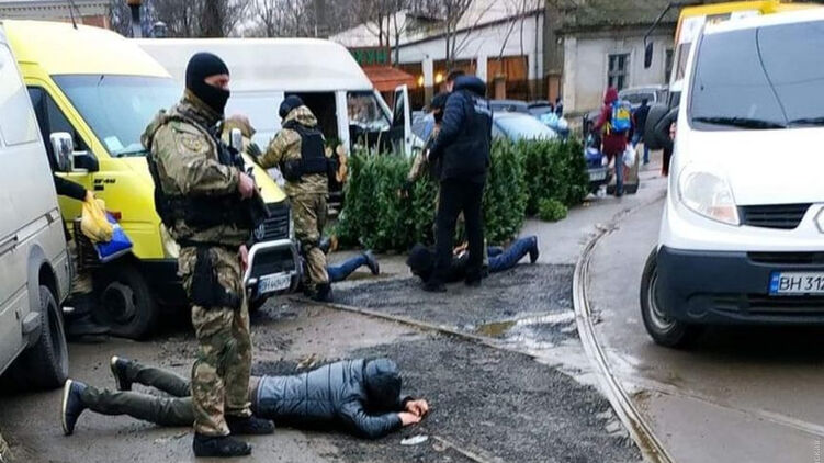 Бой за преступника на Привозе окончился задержаниями. Фото: Думская