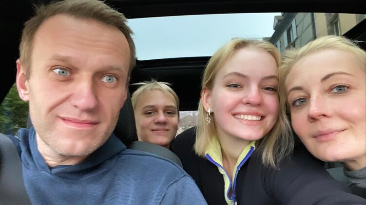 У Навального заявляют, что он до сих пор лечится, но на последних фото в соцсетях он все время отдыхает и веселится с семьей. Фото: Facebook/ navalny