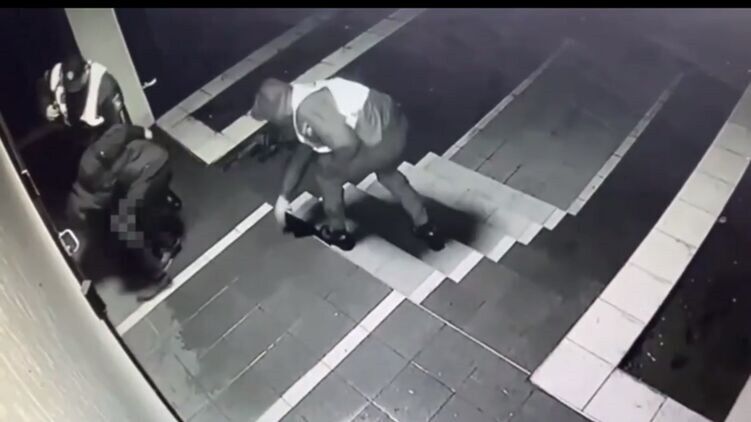 Во Львове при задержании мужчина покусал полицейского. Скриншот из видео