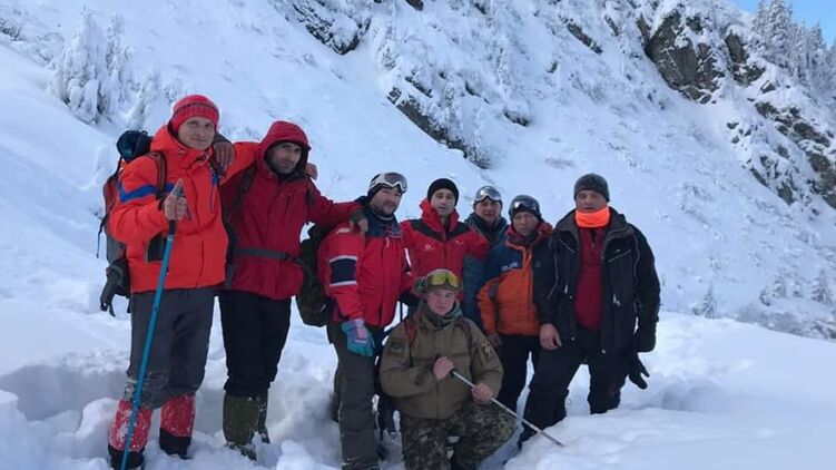 В Карпатах эти спасатели нашли заблудившегося туриста. Фото: facebook.com/MNS.GOV.UA
