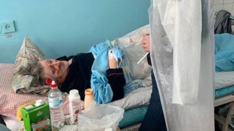 Женщине сделали операцию, после которой ей пока трудно принимать пищу. Фото: instagram
