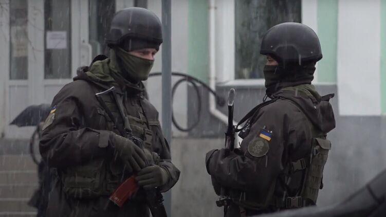 В центре Харькова силовики в камуфляжной форме и с автоматами. Скриншот из видео 