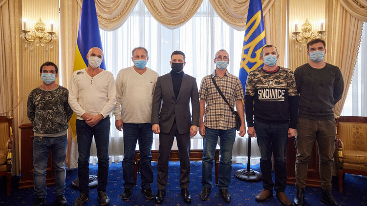 Зеленский встретился с освободжденными украинскими моряками. Скриншот: twitter.com/ZelenskyyUa