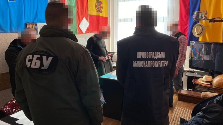 Декана задержали во время получения первой части взятки. Фото: ssu.gov.ua