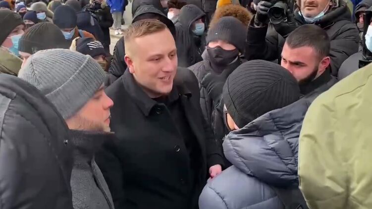В ход пошли кулаки и газовые баллончики. Скриншот из видео