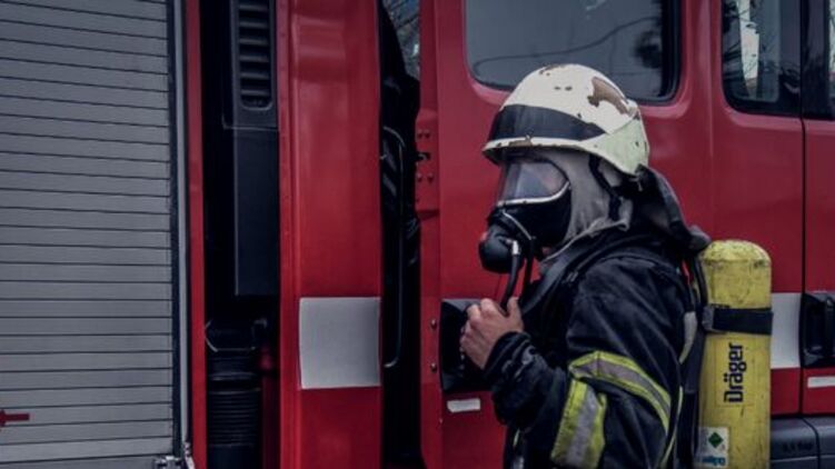 На месте пожара в Одесском СИЗО находилось шесть экипажей пожарных. Фото: ГСЧС