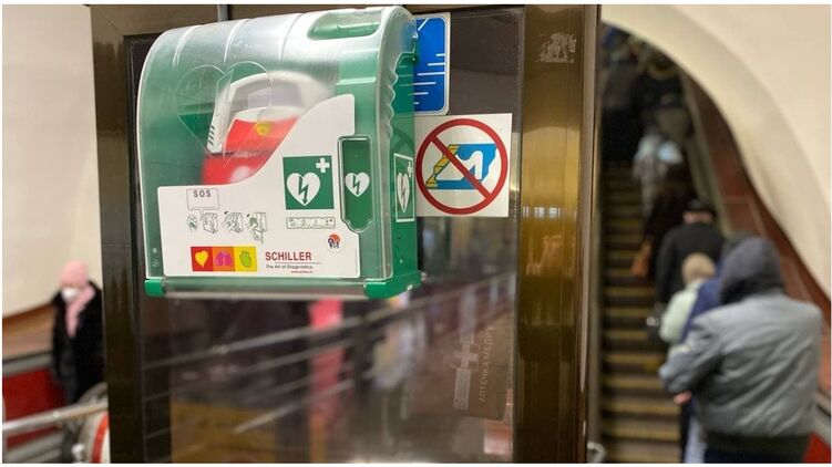 В МОЗ назвали станции метро, где появились аптечки и дефибрилляторы. Фото: facebook.com