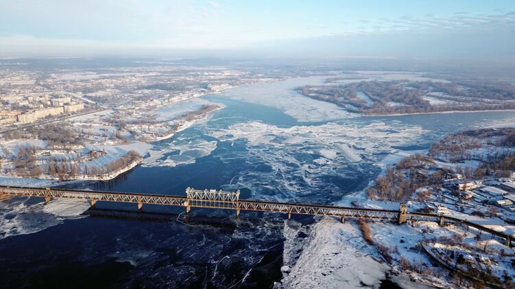 Драма произошла на Крюковском мосту. Фото: telegraf.in.ua