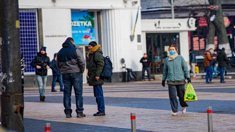 38% украинцев считают, что вакцины - это способ заработка на людях. Фото: "Страна"
