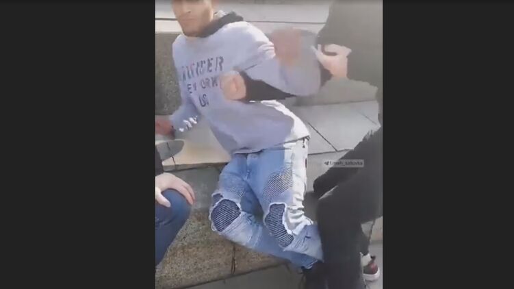 В Киеве праворадикалы напали на уличного музыканта. Кадр из видео