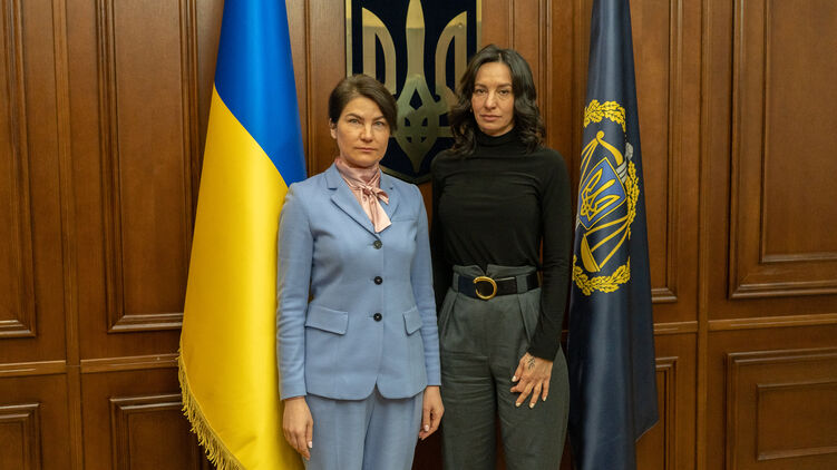 Ирина Венедиктова встретилась с мамой погибших в ДТП девочек. Фото: facebook.com/VenediktovaIryna