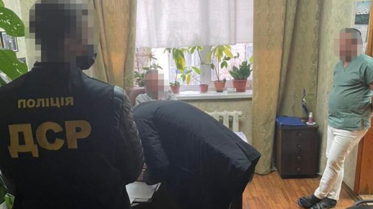 Врача поймали на взятке. Фото: npu.gov.ua