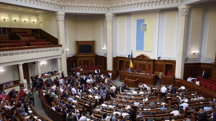 304 нардепа поддержали обновление военного похоронного ритуала. Фото: Страна