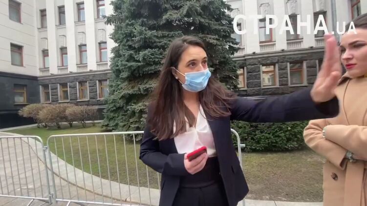 Мендель пыталась закрыть рукой телефон журналиста. Скриншот из видео