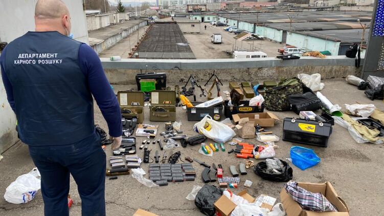 Полиция изъяла гору нелегальных стволов, фото hk.npu.gov.ua