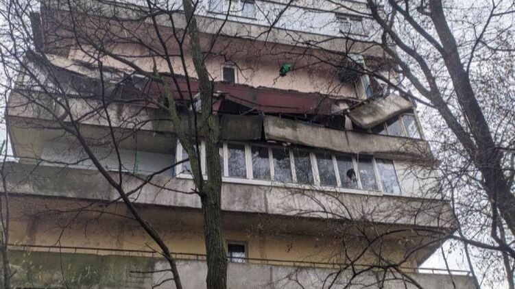 На Лукьяновке в Киеве обвалился балкон многоэтажки. Фото: Telegram/Киев Оперативный