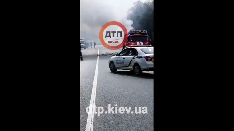 После столкновения авто начался пожар. Скриншот из видео