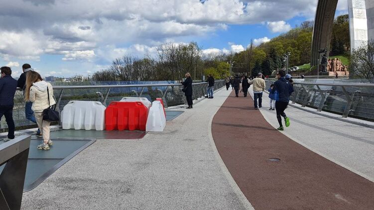 На мосту появилась трещина в стекле, место оградили. Фото: "Страна"