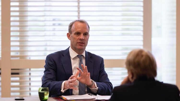 Рааб пояснил, что G7 необходимо действовать коллективно. Фото: twitter.com/DominicRaab