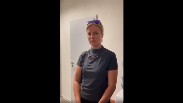 Женщина с детьми выбросила паспорта. Кадр с видео