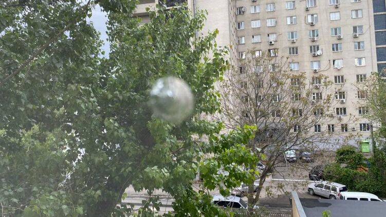 Окно в кабинете судьи с пробоиной, фото УНИАН
