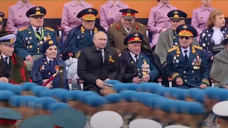 Пронин во время последнего парада Победы 9 мая сидел по левую руку от Путина. Скриншот с видео 