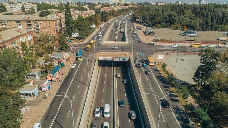 В Киеве по улице Елены Телиги в кустах обнаружили обнаженное тело женщины. Фото: kiev.informator