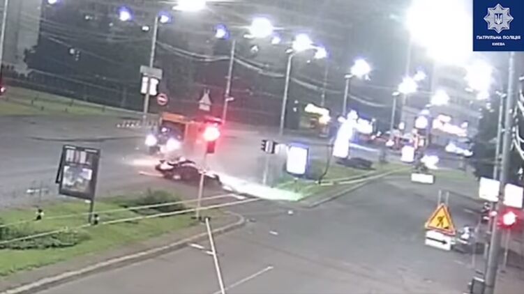 Ночью в Киеве пьяный водитель устроил два ДТП. Скриншот из видео