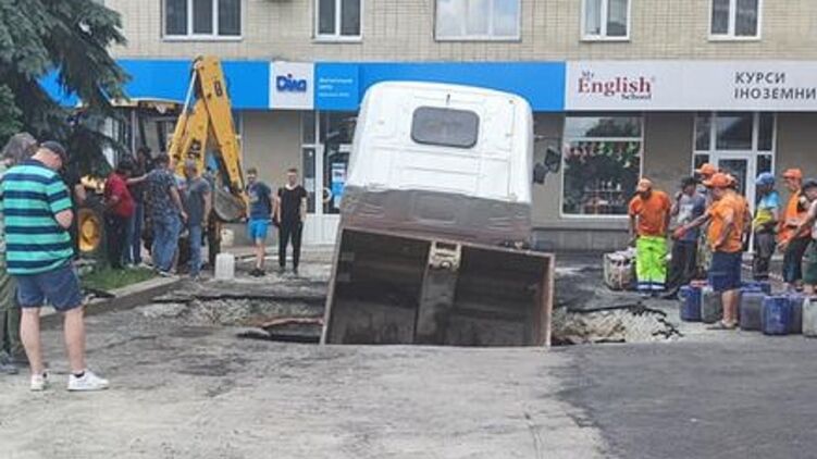 В центре Житомира грузовик провалился под землю. Фото: facebook.com/a.bliznjuk.zt