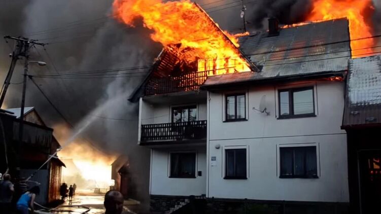 Пожар в селе Новая Бяла повредил 42 здания, в том числе 21 жилой дом. Скриншот с видео 
